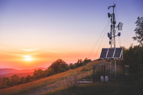 Does solar panel drain batteries at night