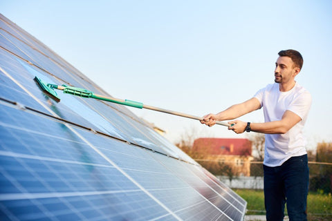 can you use vinegar to clean your solar panel