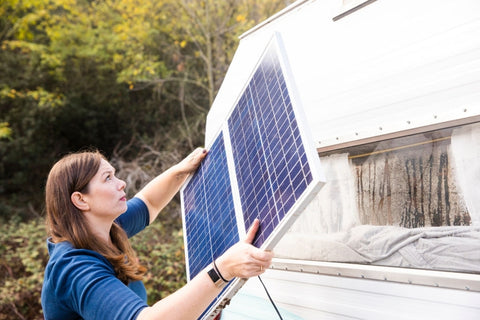 how many kwh does a solar panel produce per day