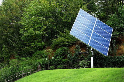 how many volts does a solar panel produce
