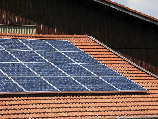 the difference between active solar systems and passive solar systems